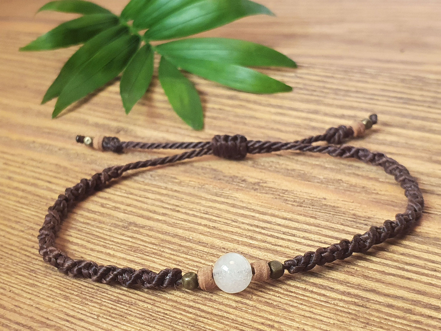 Makramee Armband "Planet Wood" - mit Perlen aus Calcit (weiß), Holz und Messing | personalisierbar eigenes Armband gestalten | Naturstein