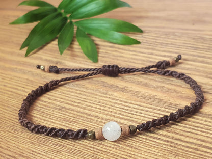 Makramee Armband "Planet Wood" - mit Perlen aus Calcit (weiß), Holz und Messing | personalisierbar eigenes Armband gestalten | Naturstein