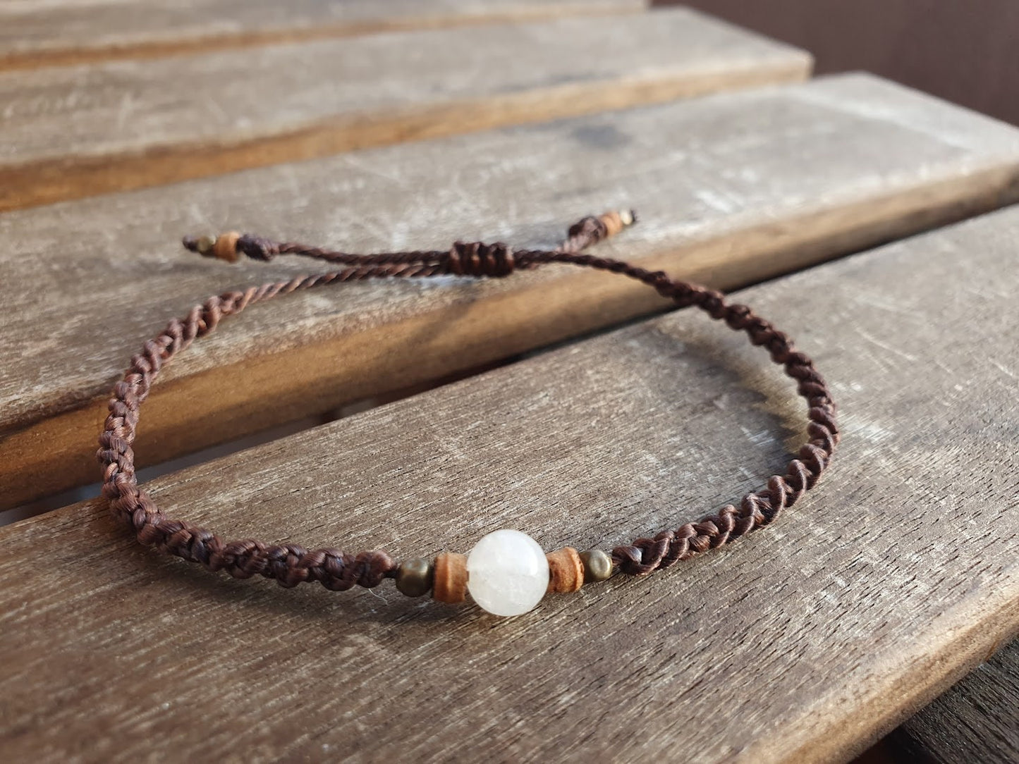 Makramee Armband "Planet Wood" - mit Perlen aus Calcit (weiß), Holz und Messing | personalisierbar eigenes Armband gestalten | Naturstein