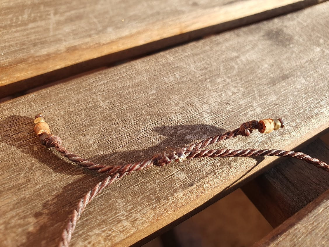 Makramee Armband "Planet Wood" - mit Perlen aus Calcit (weiß), Holz und Messing | personalisierbar eigenes Armband gestalten | Naturstein