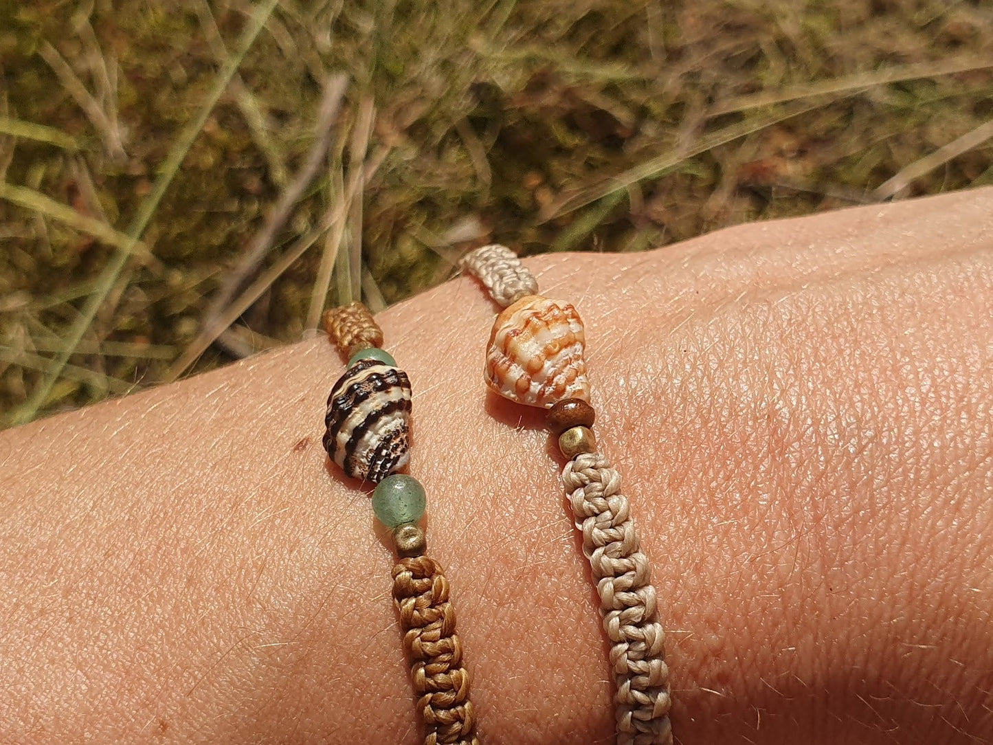 Makramee Armband mit Muschel "Koh Phayam" mit Aventurin und Holz | braun / grün, personalisierbar, Edelsteine