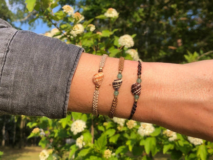 Makramee Armband mit Muschel "Koh Phayam" mit Aventurin und Holz | braun / grün, personalisierbar, Edelsteine