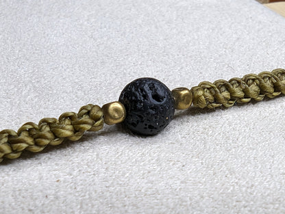Makramee Armband "Planet" mit Lava-Stein (schwarz) & Messingperlen | Garn Olivgrün / Khaki | Handgeknüpft, langlebig, perfekt für den Alltag