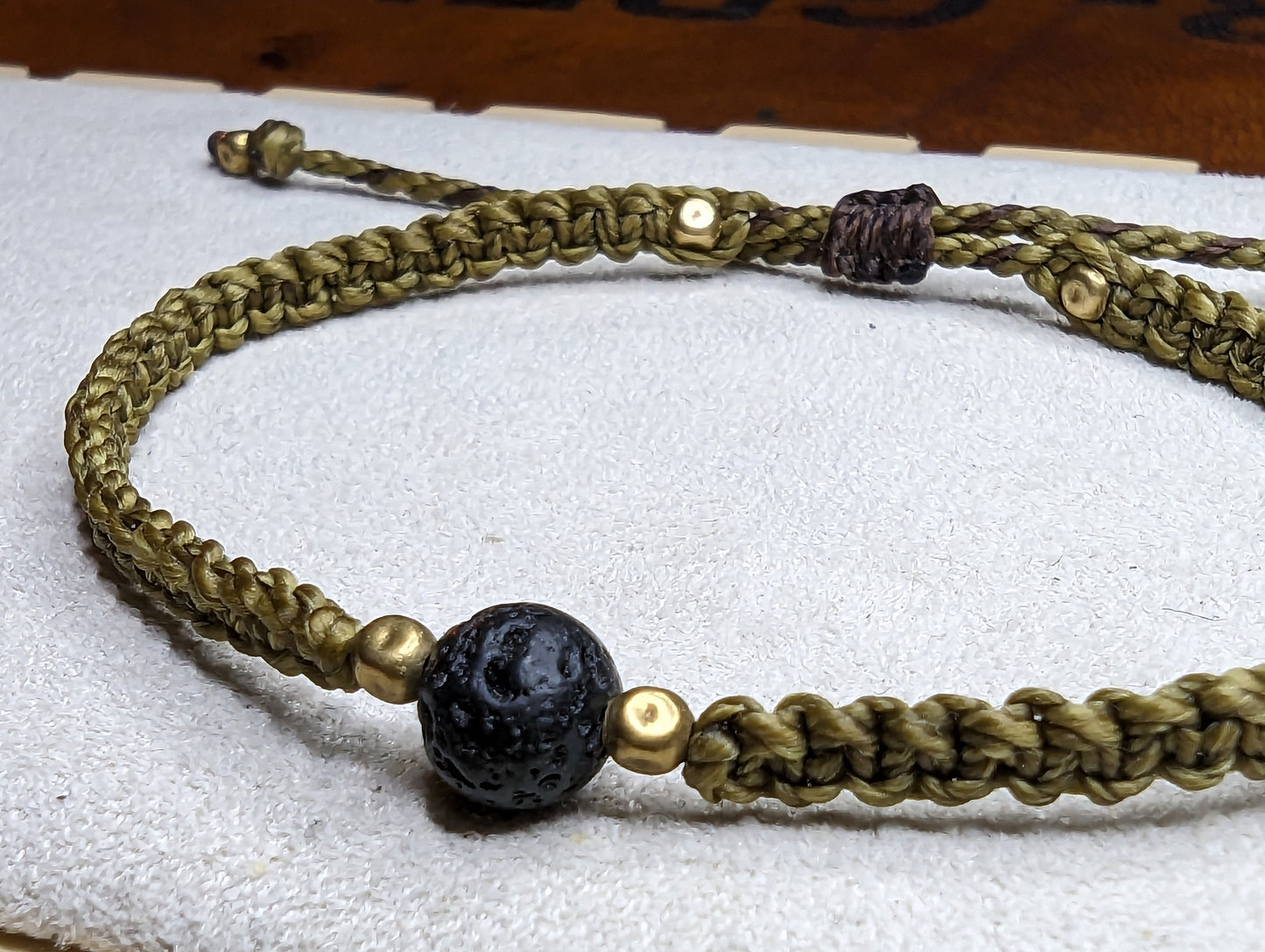 Makramee Armband "Planet" mit Lava-Stein (schwarz) & Messingperlen | Garn Olivgrün / Khaki | Handgeknüpft, langlebig, perfekt für den Alltag