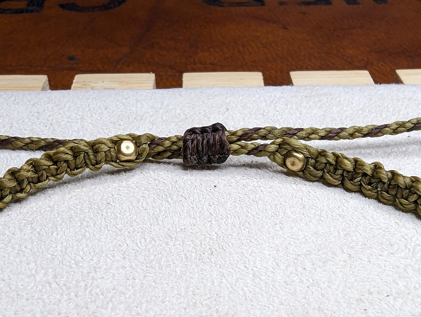 Makramee Armband "Planet" mit Lava-Stein (schwarz) & Messingperlen | Garn Olivgrün / Khaki | Handgeknüpft, langlebig, perfekt für den Alltag