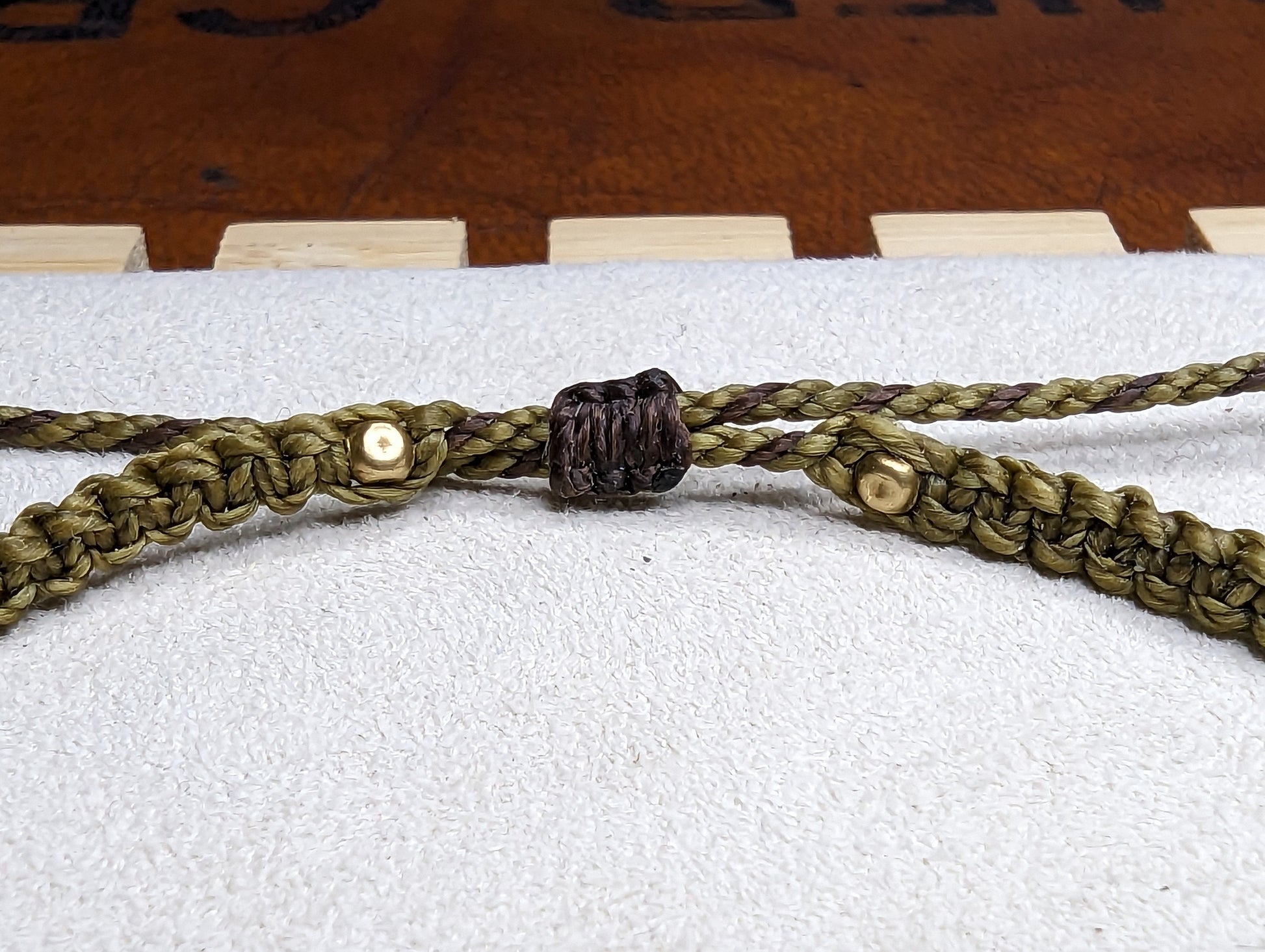 Makramee Armband "Planet" mit Lava-Stein (schwarz) & Messingperlen | Garn Olivgrün / Khaki | Handgeknüpft, langlebig, perfekt für den Alltag