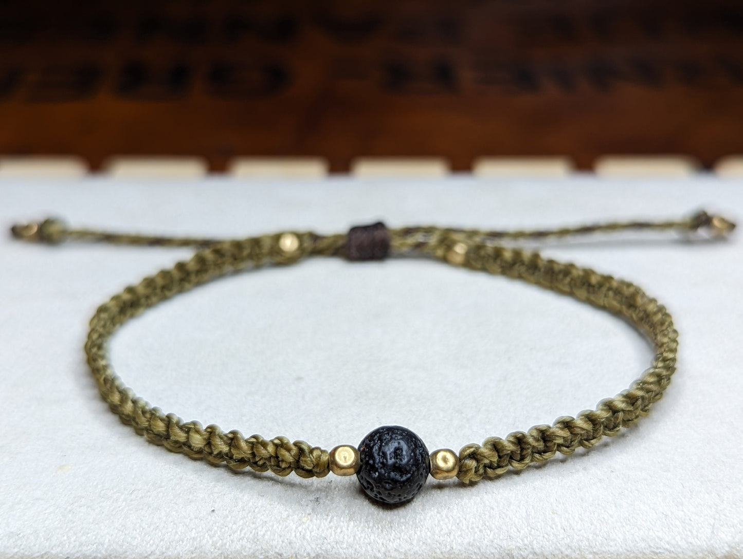 Makramee Armband "Planet" mit Lava-Stein (schwarz) & Messingperlen | Garn Olivgrün / Khaki | Handgeknüpft, langlebig, perfekt für den Alltag