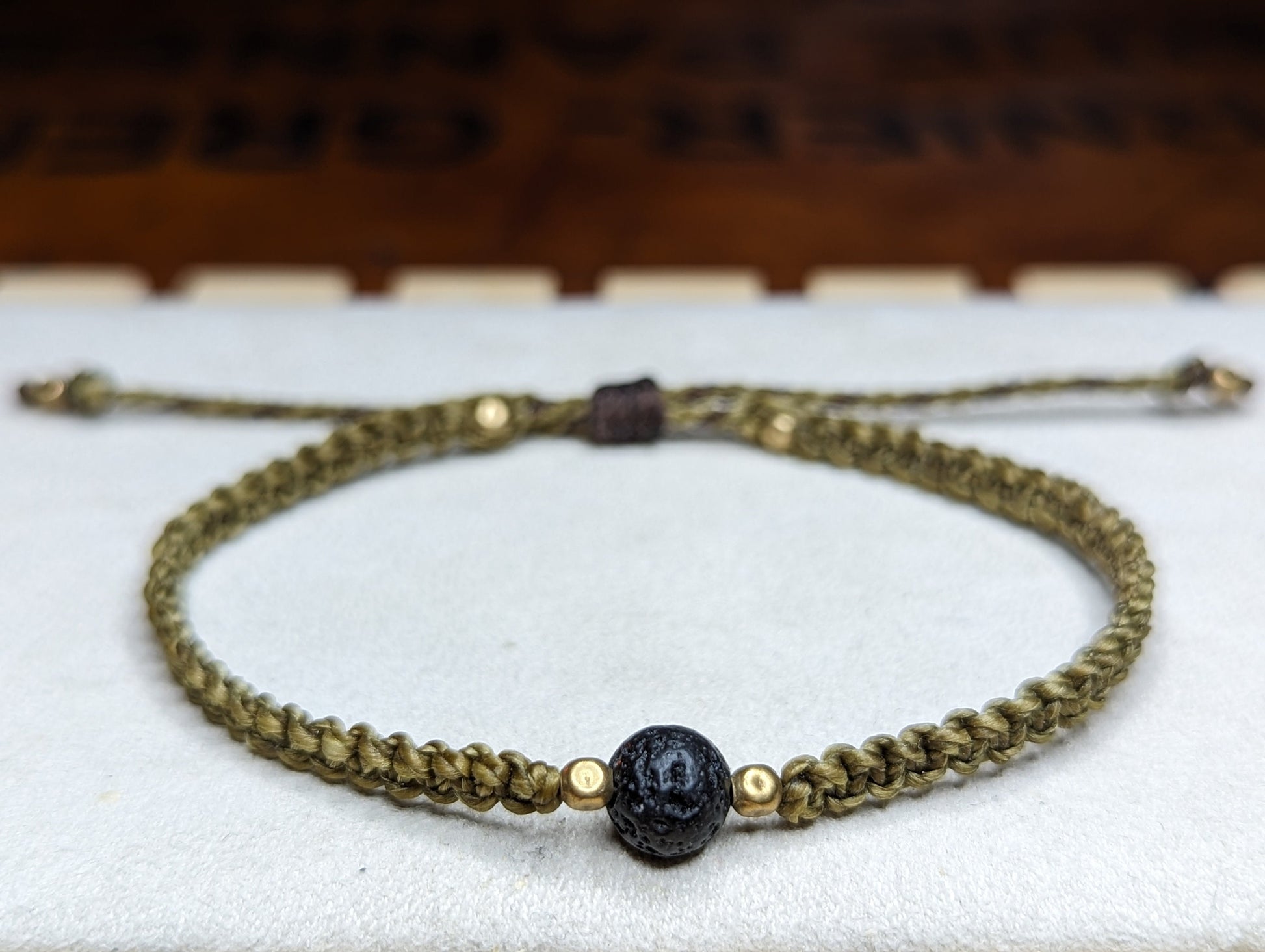 Makramee Armband "Planet" mit Lava-Stein (schwarz) & Messingperlen | Garn Olivgrün / Khaki | Handgeknüpft, langlebig, perfekt für den Alltag