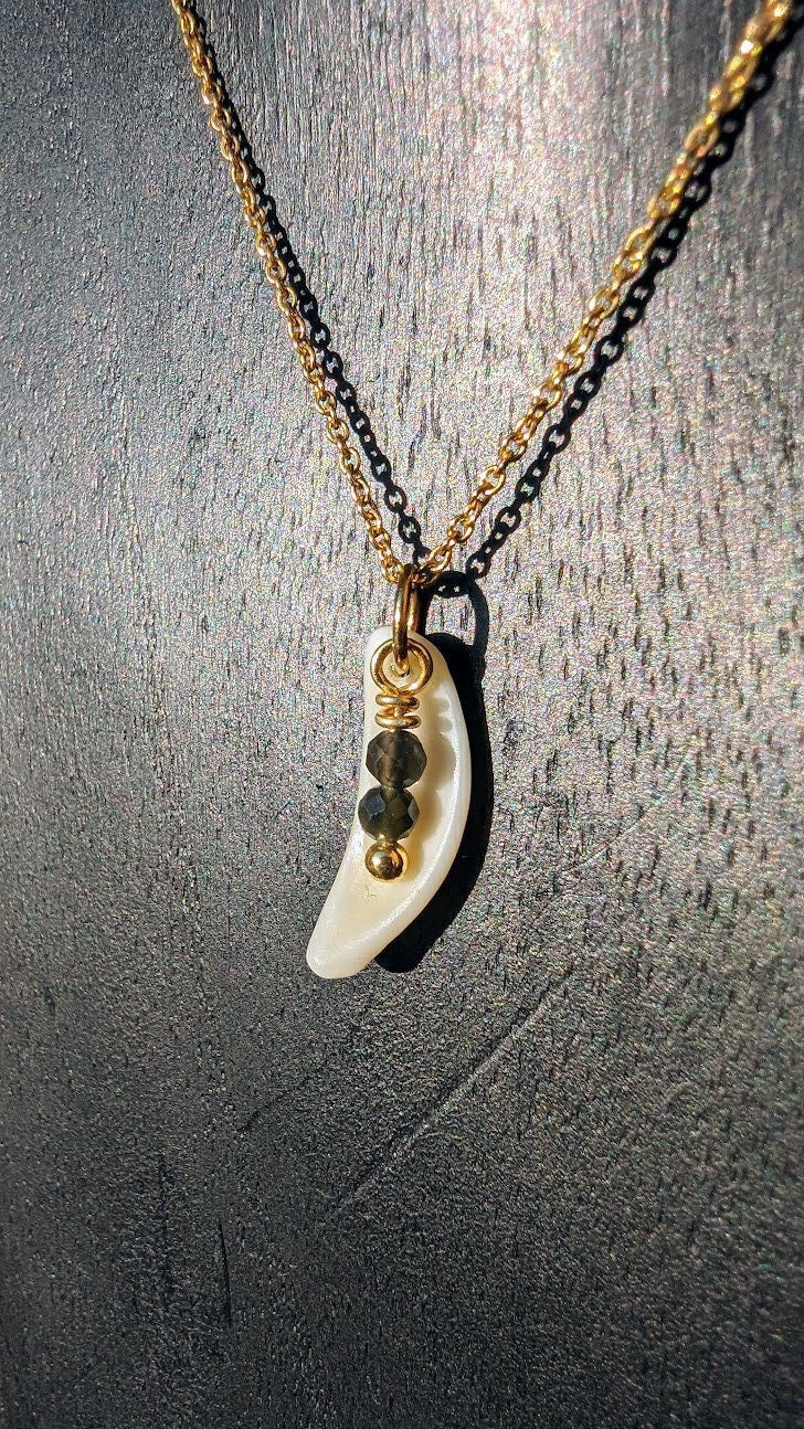 Anhänger mit Muschel und Obsidian Perlen
