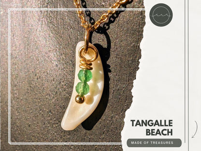 Wasserfeste, zierliche goldene Edelsteinkette mit Anhänger aus einem glatten, weißem Stück Kaurimuschel und 2 winzigen Edelsteinperlen aus Aventurin. Personalisierbar