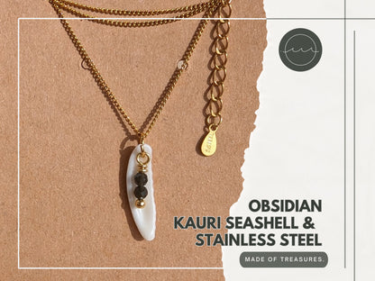 Wasserfeste, zierliche goldene Edelsteinkette mit Anhänger aus einem glatten, weißem Stück Kaurimuschel und 2 winzigen Edelsteinperlen aus Obsidian. Personalisierbar
