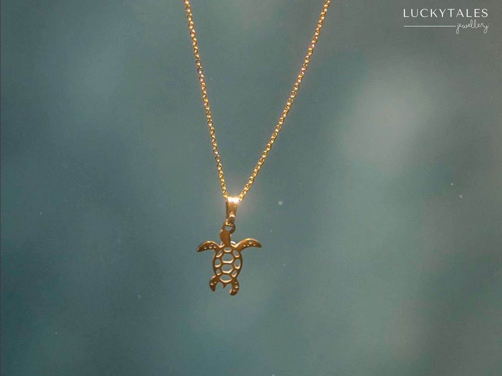Golden Turtle Necklace | Thin, short curb chain stainless steel | Animal pendant sea turtle / sealife | Minimalist, waterproof, tropical