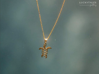 Golden Turtle Necklace | Thin, short curb chain stainless steel | Animal pendant sea turtle / sealife | Minimalist, waterproof, tropical