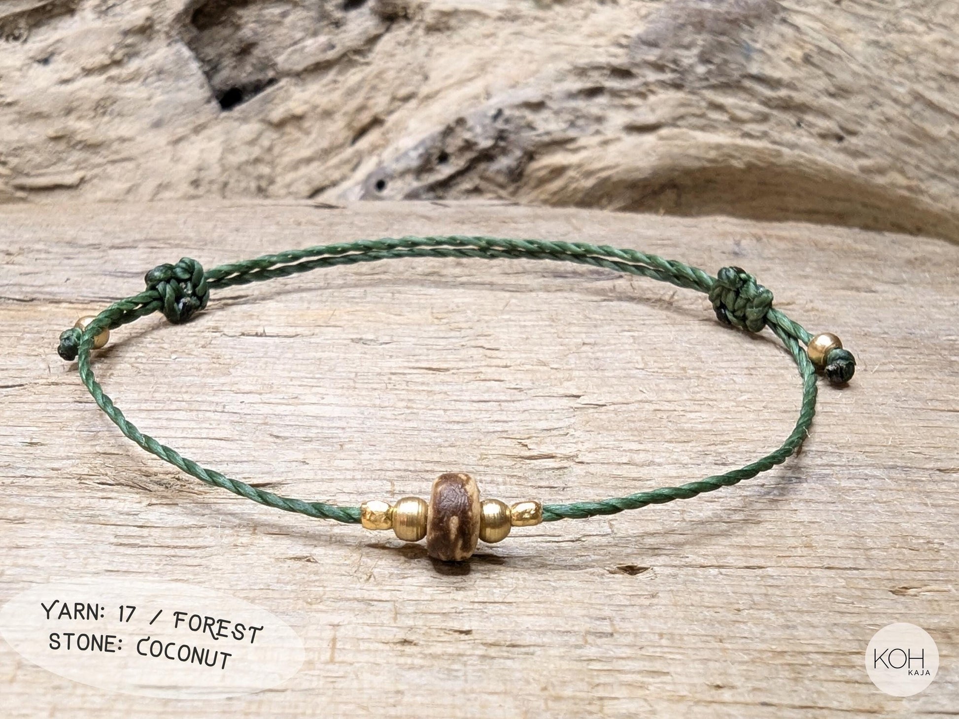 Armband Birdie - Yarn: 17_Forest Fin - Perle: Kokosnuss - Messing Perlen - Doppelter Schiebeknoten - Freundschaftsarmband, Wald Natur Armband grün braun dunkelbraun gold, green brown friendship bracelet gift for best friend, giftidea sister