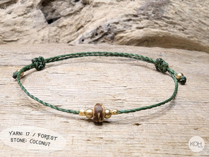 Armband Birdie - Yarn: 17_Forest Fin - Perle: Kokosnuss - Messing Perlen - Doppelter Schiebeknoten - Freundschaftsarmband, Wald Natur Armband grün braun dunkelbraun gold, green brown friendship bracelet gift for best friend, giftidea sister