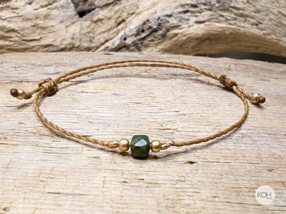 Armband Birdie - Yarn: 21_Wood - Stone: Green Mica - Messingperlen - Freundschaftsarmband, elegantes Armband, minimalistisches Armband braun hellbraun grün gold, green brown friendship bracelet gift for best friend, giftidea sister