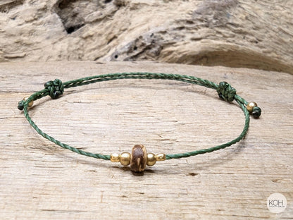 Armband Birdie - Yarn: 17_Forest Fin - Perle: Kokosnuss - Messing Perlen - Doppelter Schiebeknoten - Freundschaftsarmband, Wald Natur Armband grün braun dunkelbraun gold, green brown friendship bracelet gift for best friend, giftidea sister