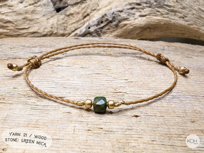 Armband Birdie - Yarn: 21_Wood - Stone: Green Mica - Messingperlen - Freundschaftsarmband, elegantes Armband, minimalistisches Armband braun hellbraun grün gold, green brown friendship bracelet gift for best friend, giftidea sister
