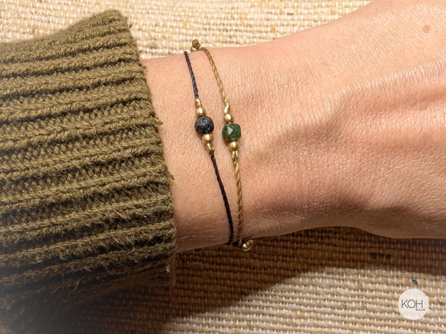 Birdie - Elegante Freundschaftsarmbänder mit Edelsteinen (schwarze Lava, green Mica), Armband Set Freundschaftsarmband schwarz gold grün, Messing Perlen aus Indien, minimalistische Makramee Armbänder, friendship bracelet set gift for best friend